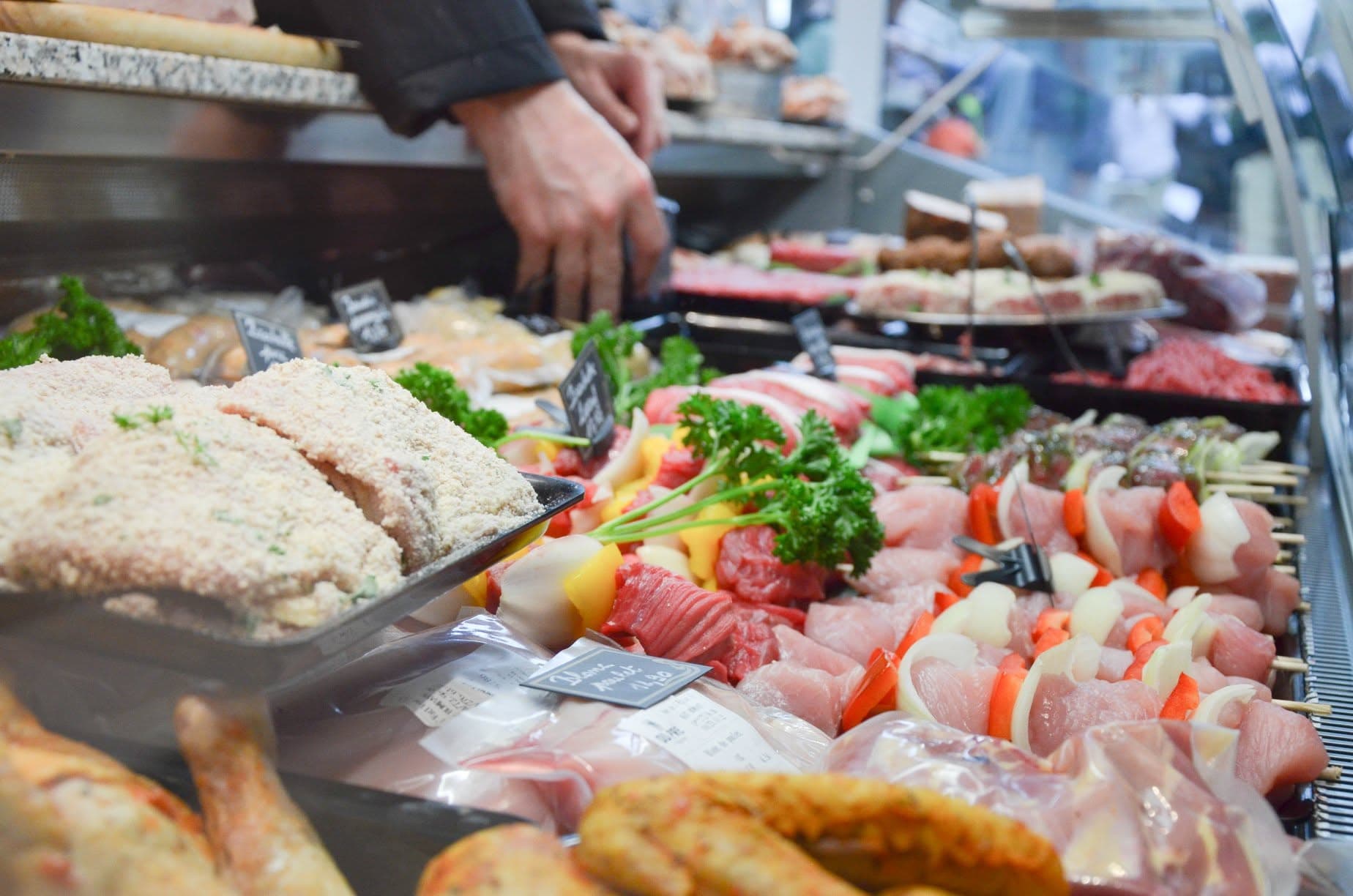 L'étal de la boucherie Du Pré à la Bouche : brochettes, viandes marinées et préparations
