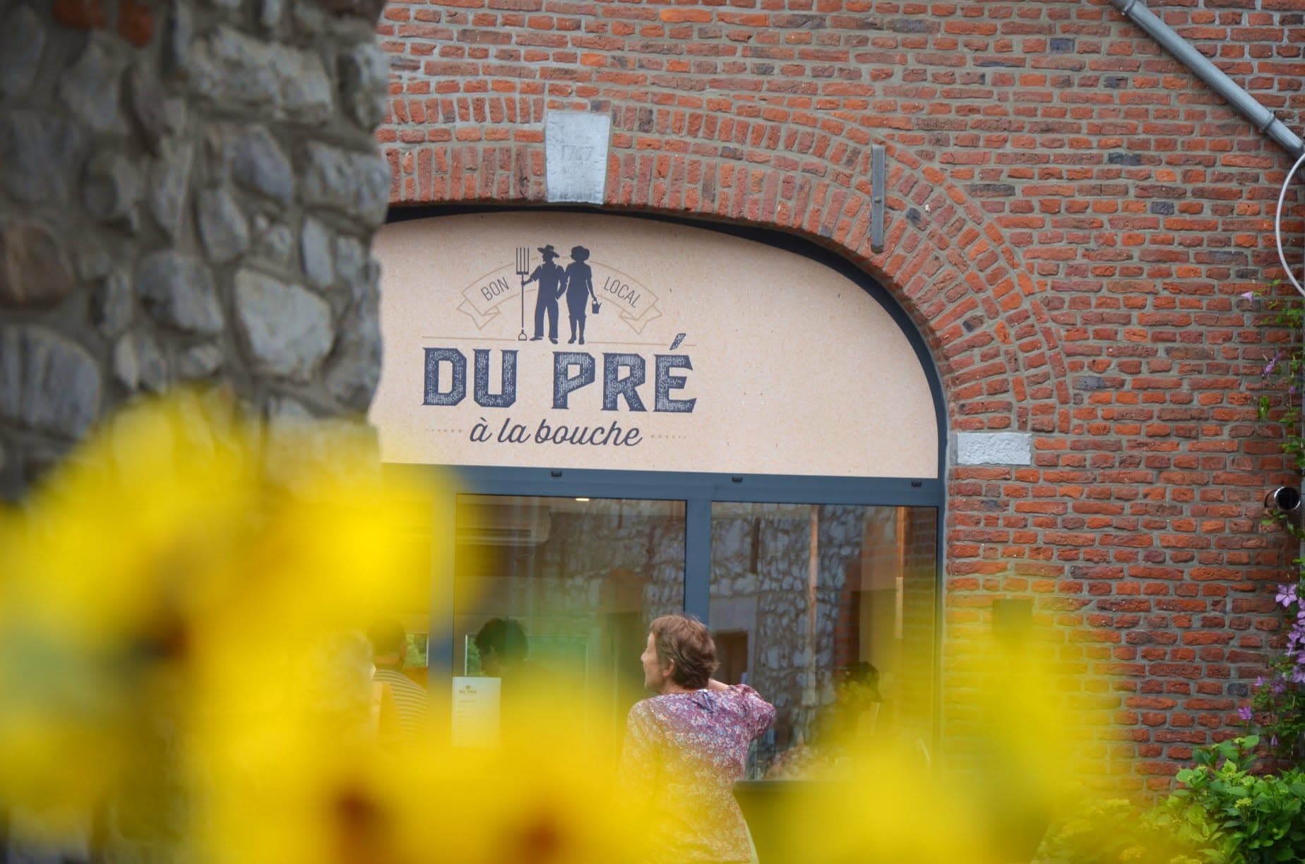 L'entrée de la boucherie Du Pré à la Bouche, dans l'ancienne grange de la ferme à Bombaye